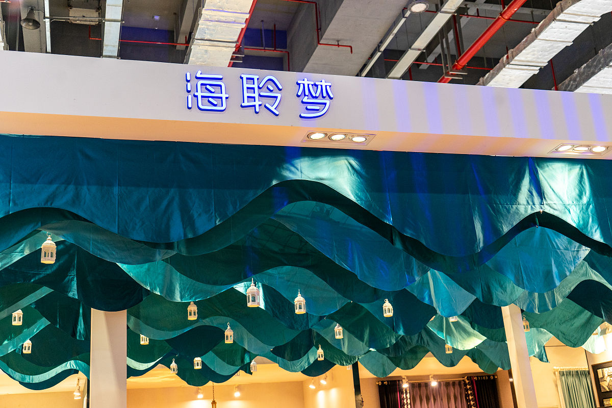 请翻译辅料的消耗以辅料库统计数据为准。生产车间并不单独记录。