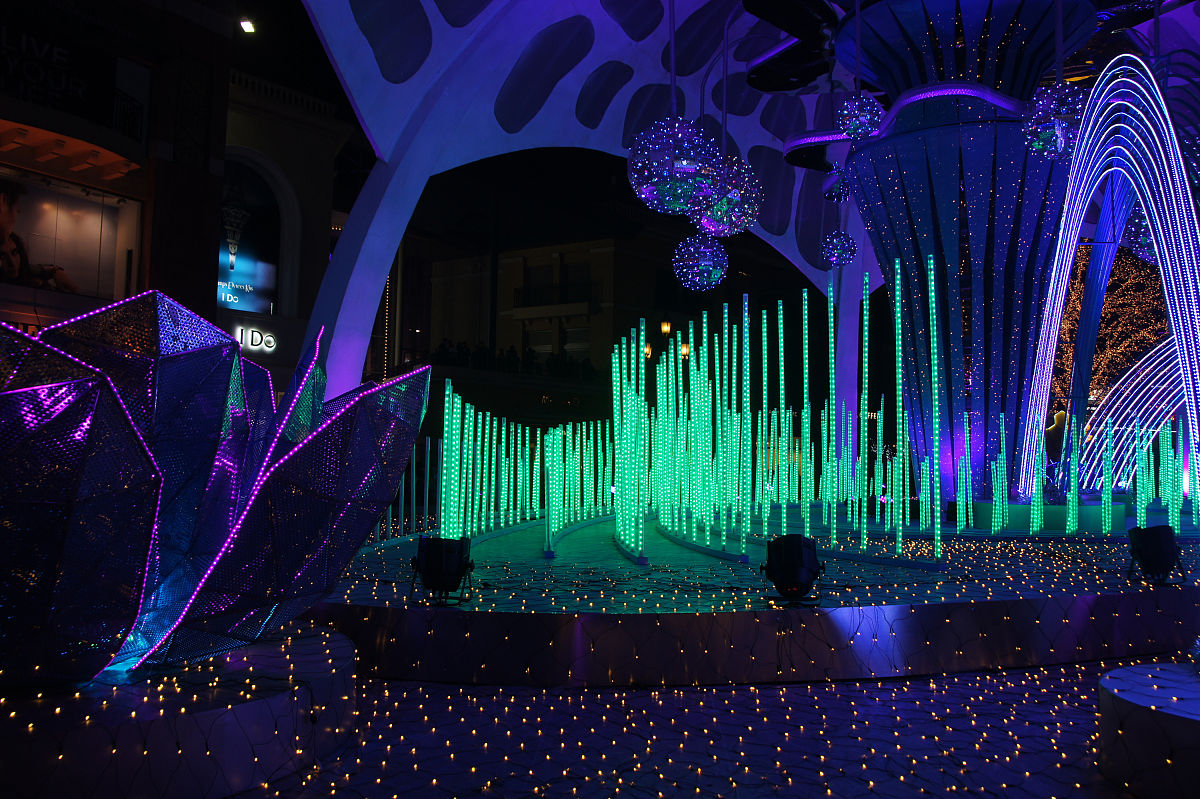 编写两篇女装新品的穿搭推广文案一篇主题是蓝色系穿搭一篇主题是优雅小黑裙每一篇不少于四百字带标题