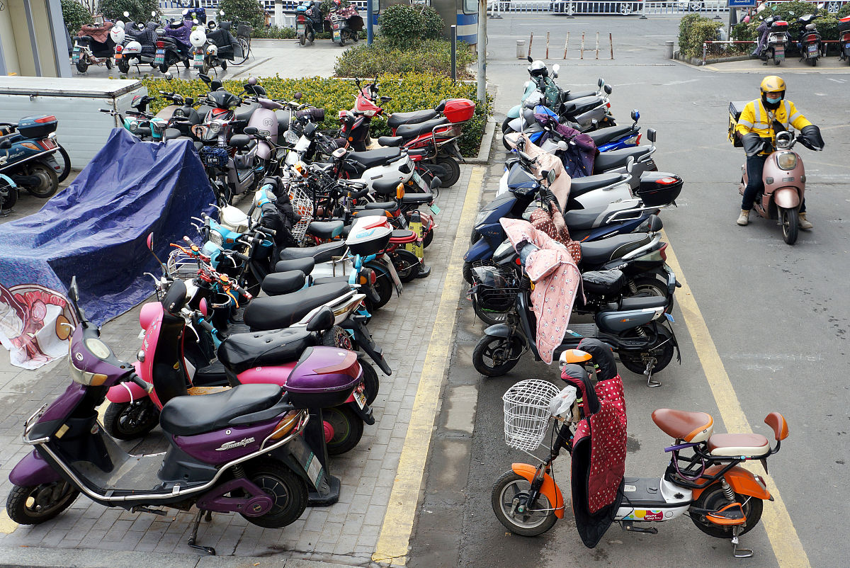 电瓶车乱停乱放现状分析及解决方案