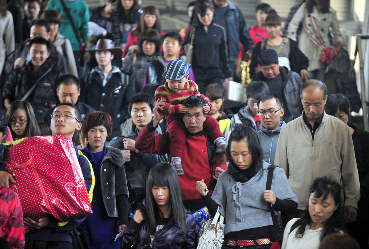 成都铁路学校春运返乡高峰：车票售罄，广深加开进京高铁动卧