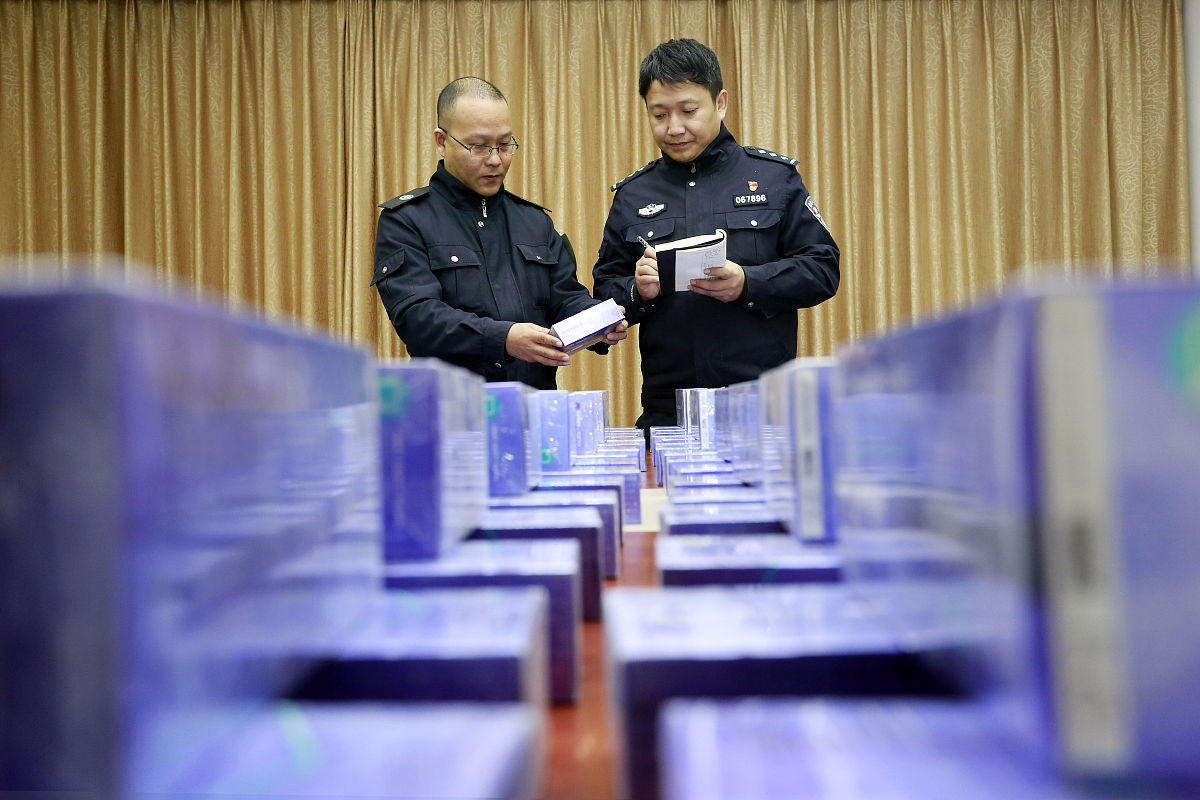 湖南钟金华怎么被深圳公安局捉走什么原因帮我用200字详细描述