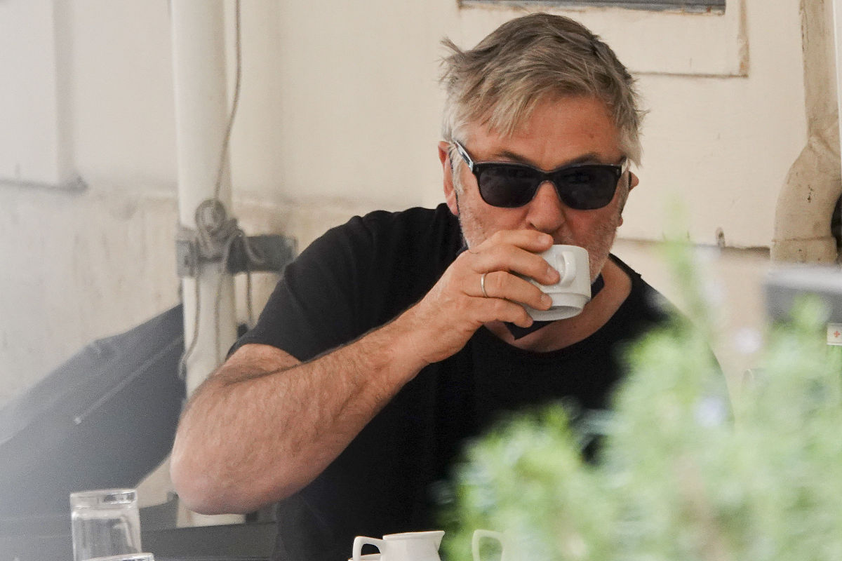 当地时间2022年3月28日,意大利罗马,亚历克·鲍德温(alec baldwin)坐
