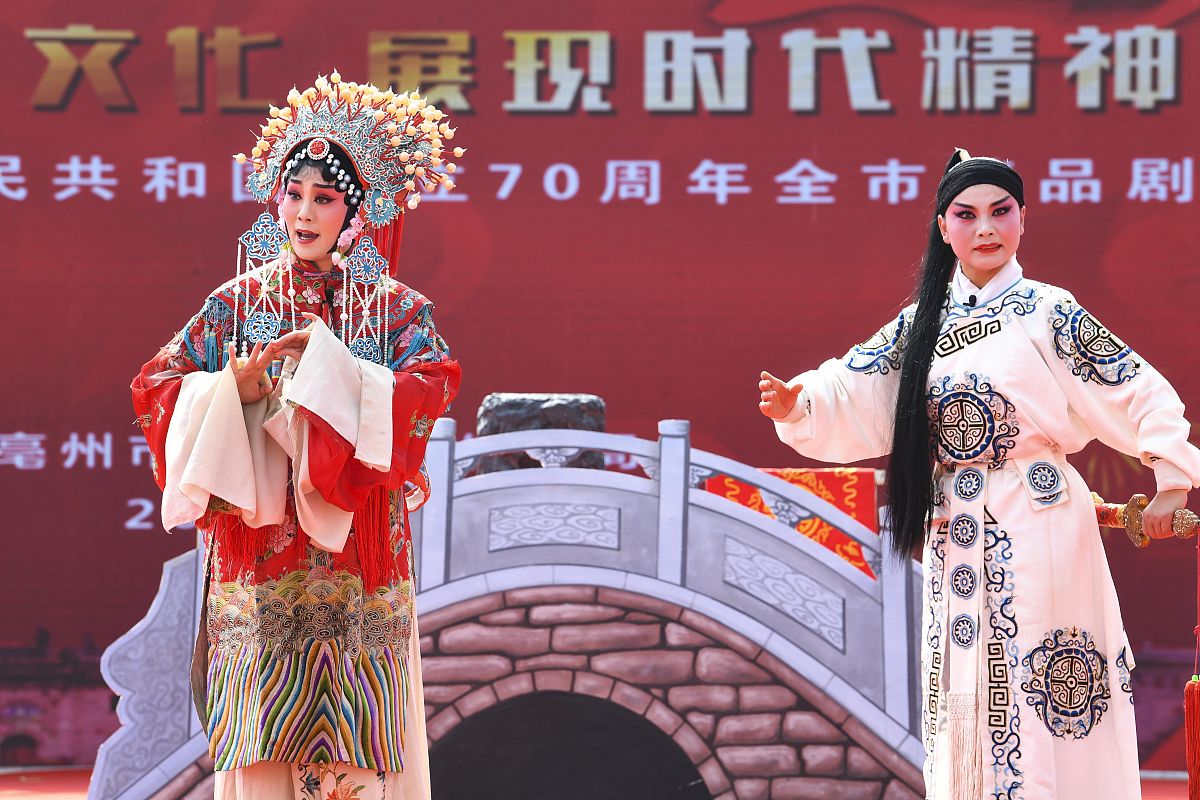 2019年10月2日,在安徽省亳州市魏武广场天幕剧场,亳州演艺公司的演员