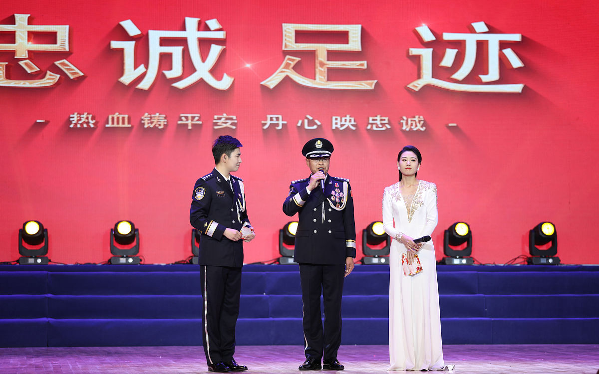 大学生暑假2000字实践报告平时跟爸爸去工地干建筑杂活闲暇时帮工地老板女儿做课业辅导月底去学校参加学院专升本迎新工作