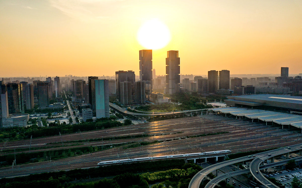 2021年7月13日,<strong>郑州</strong>,夕阳下的郑州东站.