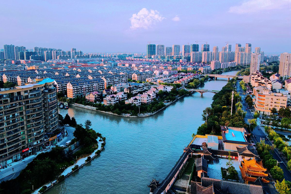 2021年9月9日,江苏省如皋市,如泰运河如城段在傍晚余晖映衬下波光粼粼