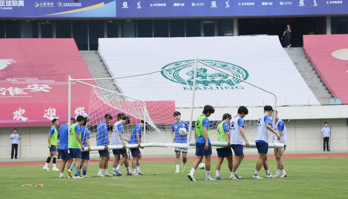 每年4月我们学院都将承办阳光体育大联赛之足球联赛你作为体育部部长需要由你来策划这场全校范国的比赛请你结合实际情况统筹策划该足球联赛。要求：阐述活动的前、中、后期；尽可能详细