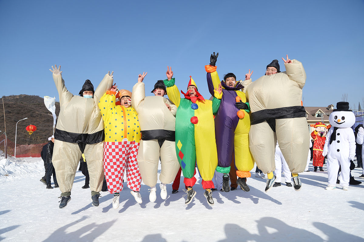 2020年12月28日,甘肃平凉,在海寨沟滑雪场,扮成相扑运动员的演员在雪