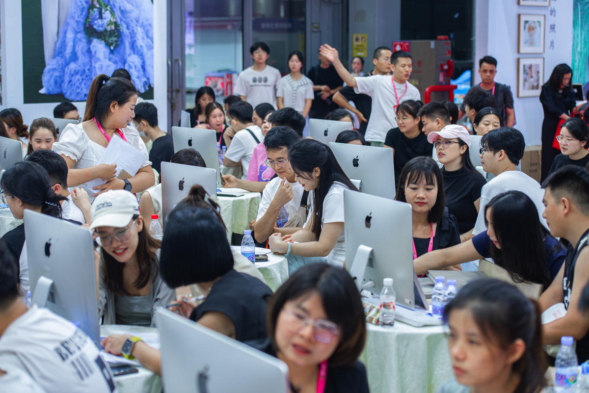 以毕业生身份写一篇大学事迹