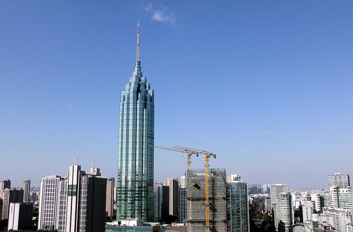 2021年11月8日,江苏常州,城市地标建筑现代传媒大厦上空一碧如洗.