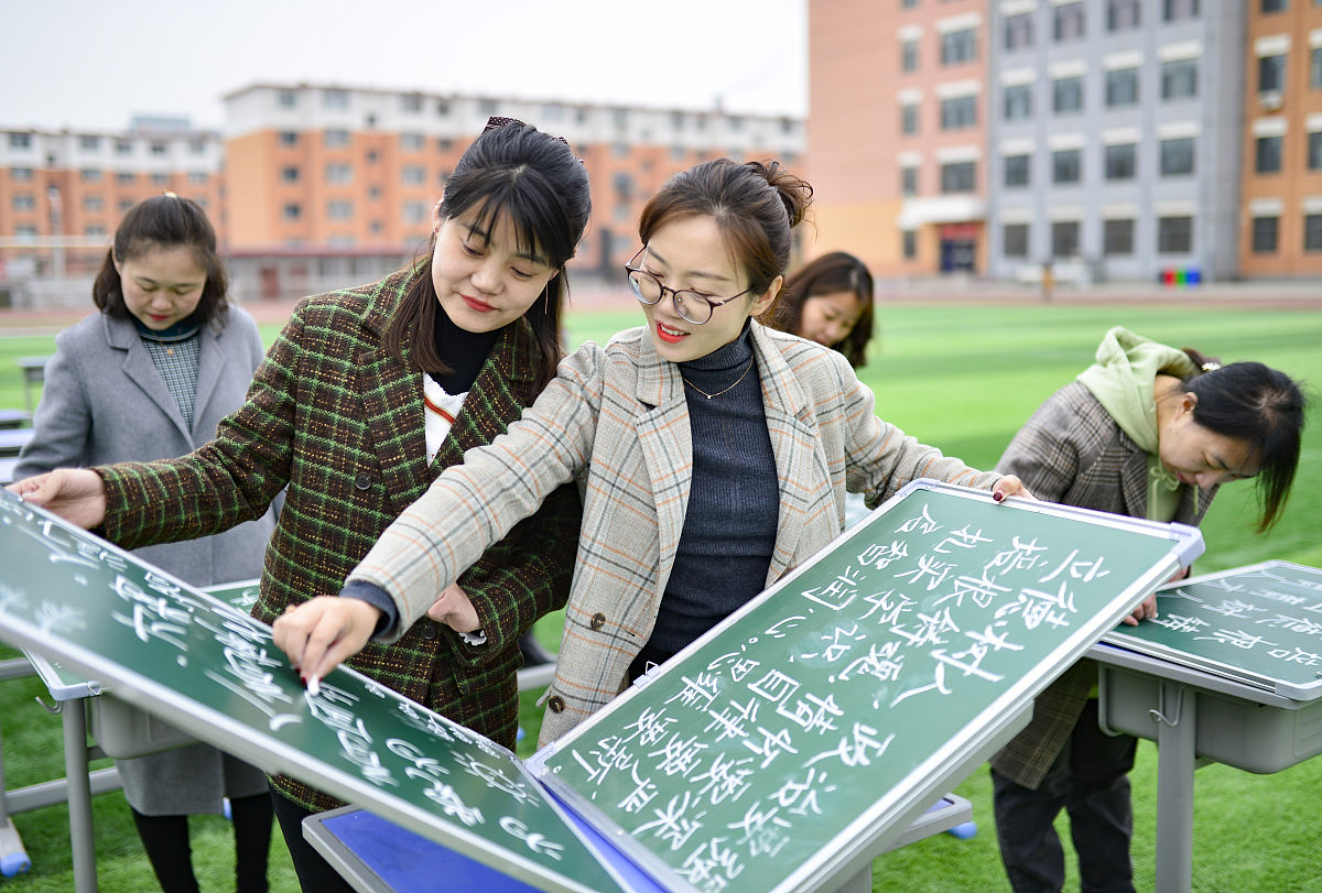 汉语言文学师范生必备素质：责任、师德、能力与素养