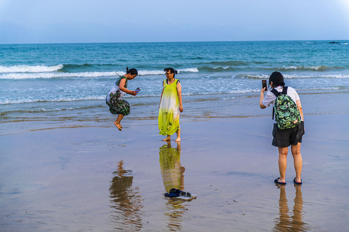 2021年4月1日,海南琼海,博鳌的海滩边,一堆海草,却吸引了很多北方游客