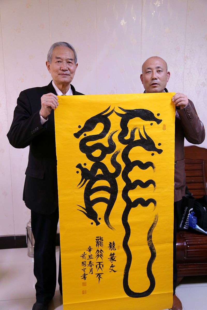 2021年2月24日,甘肃平凉市崆峒区,83岁老人黄国光应邀为书法爱好者书
