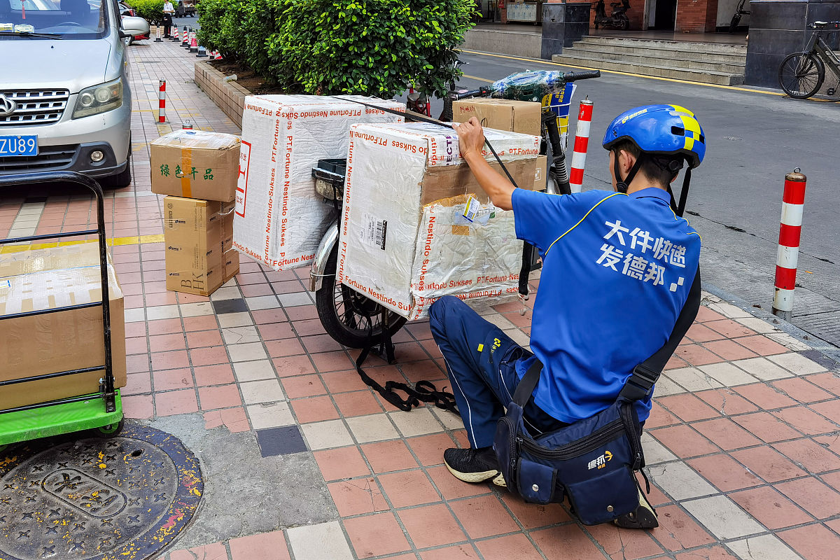 快递员一边骑车一边看手机接单怎么解决安全隐患