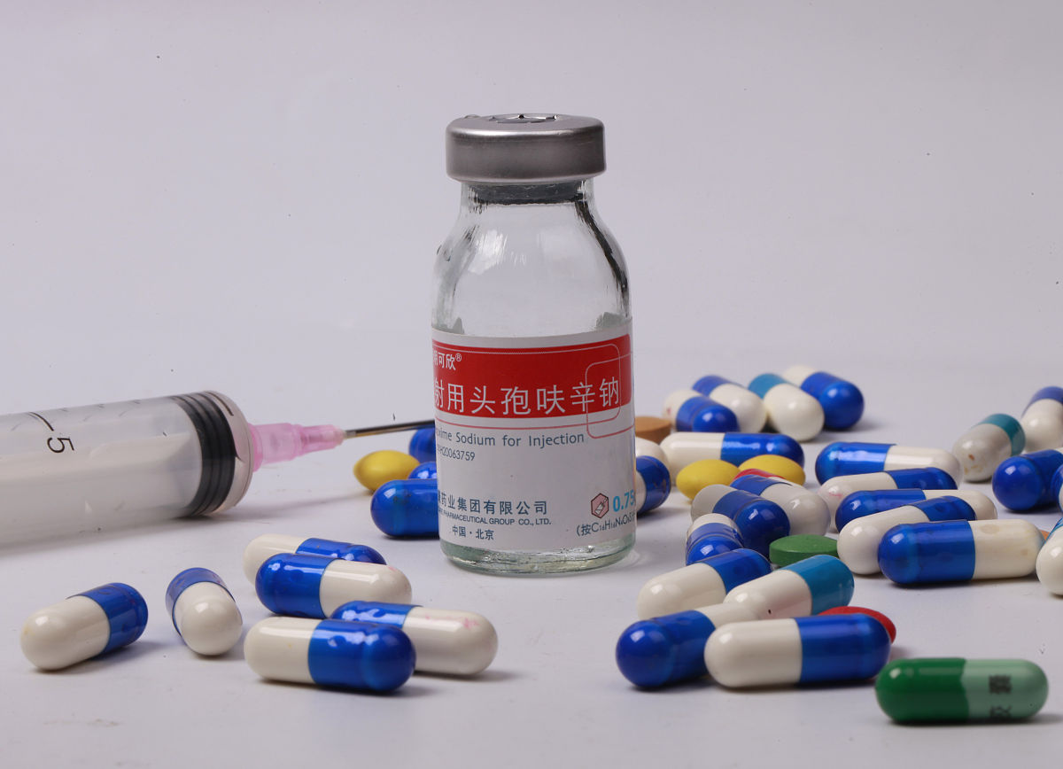 抗生素头孢呋辛钠的拉曼光谱峰值的振动模式