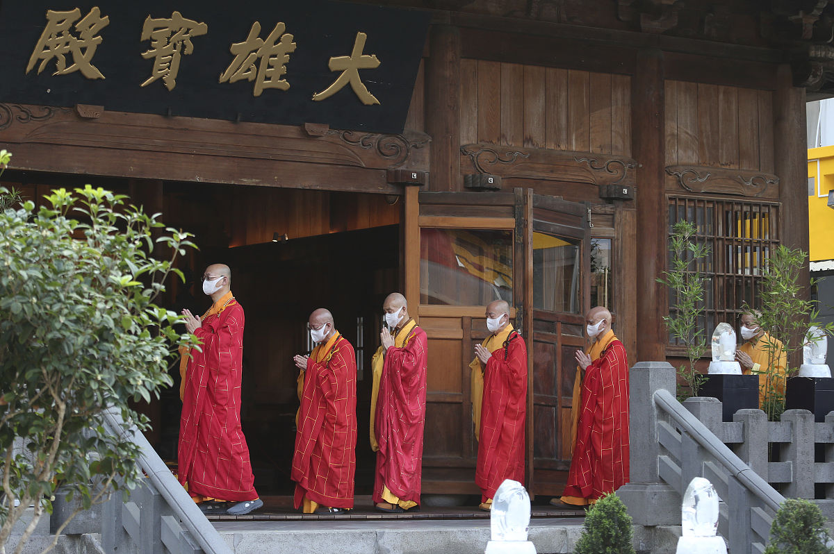 2021年5月9日,台北市,寺内僧侣庆祝佛诞节.monks and nuns pray toget