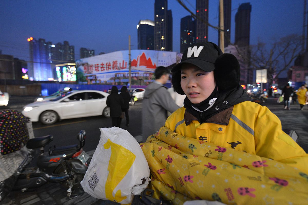 2019年2月10日,郑州."你一个小姑娘,为什么要出来送外卖呢,找个轻松点