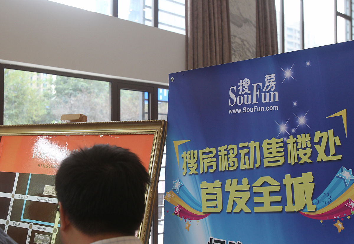 改写下面这段话在描述中增加感情色彩：9月24日交付当天交付相关的项目人员、公司各个部门的人员、施工单位人员、物业公司人员等早早到达项目做交付前的最后排查和准备。8点半开始陆续有业主到达物业天府健康码核查营销购房资料核对项目验房师派单、登记财务发票换购物业缴费、收房……各个环节开始运转起来准备接受业主的检验。