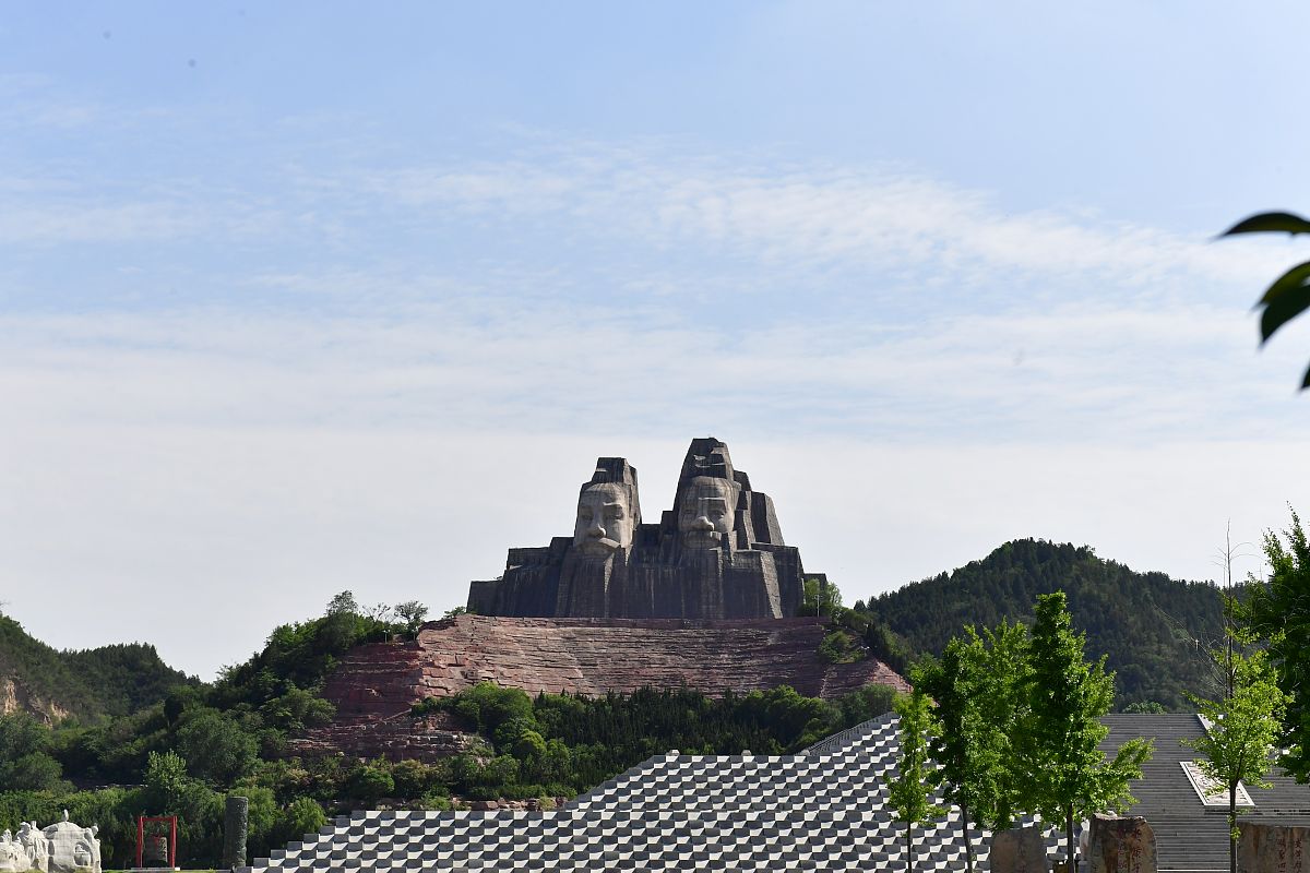 2021年5月22日,河南郑州,炎黄二帝塑像.