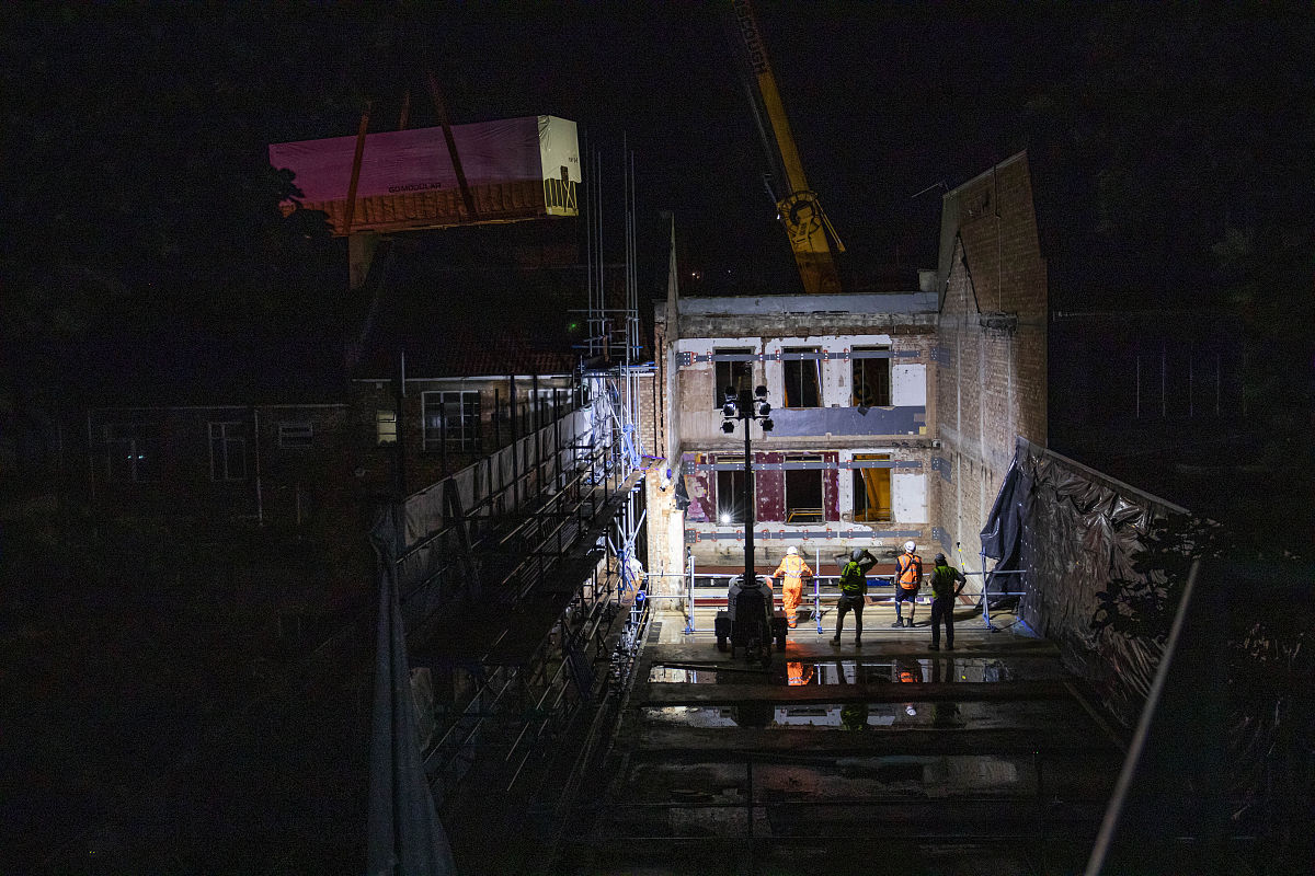 当地时间2019年8月12日,英国布里斯托,当地一家建筑商采取开创性施工