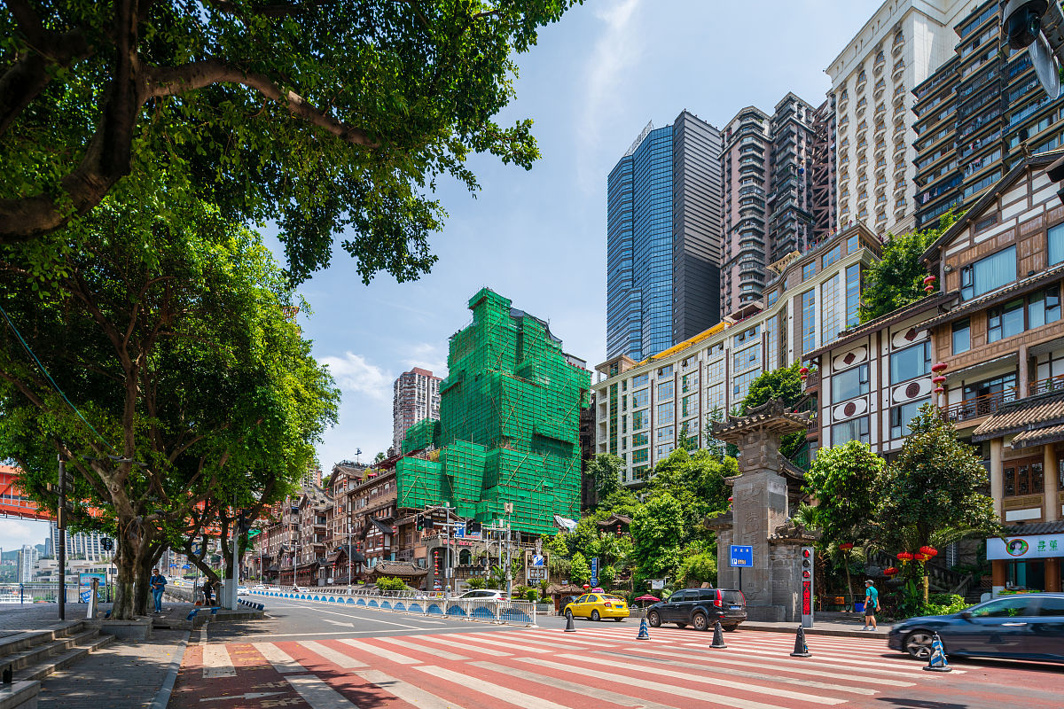 2020年8月6日,重庆渝中区洪崖洞景区在升级改造中,实拍洪崖洞景区装修