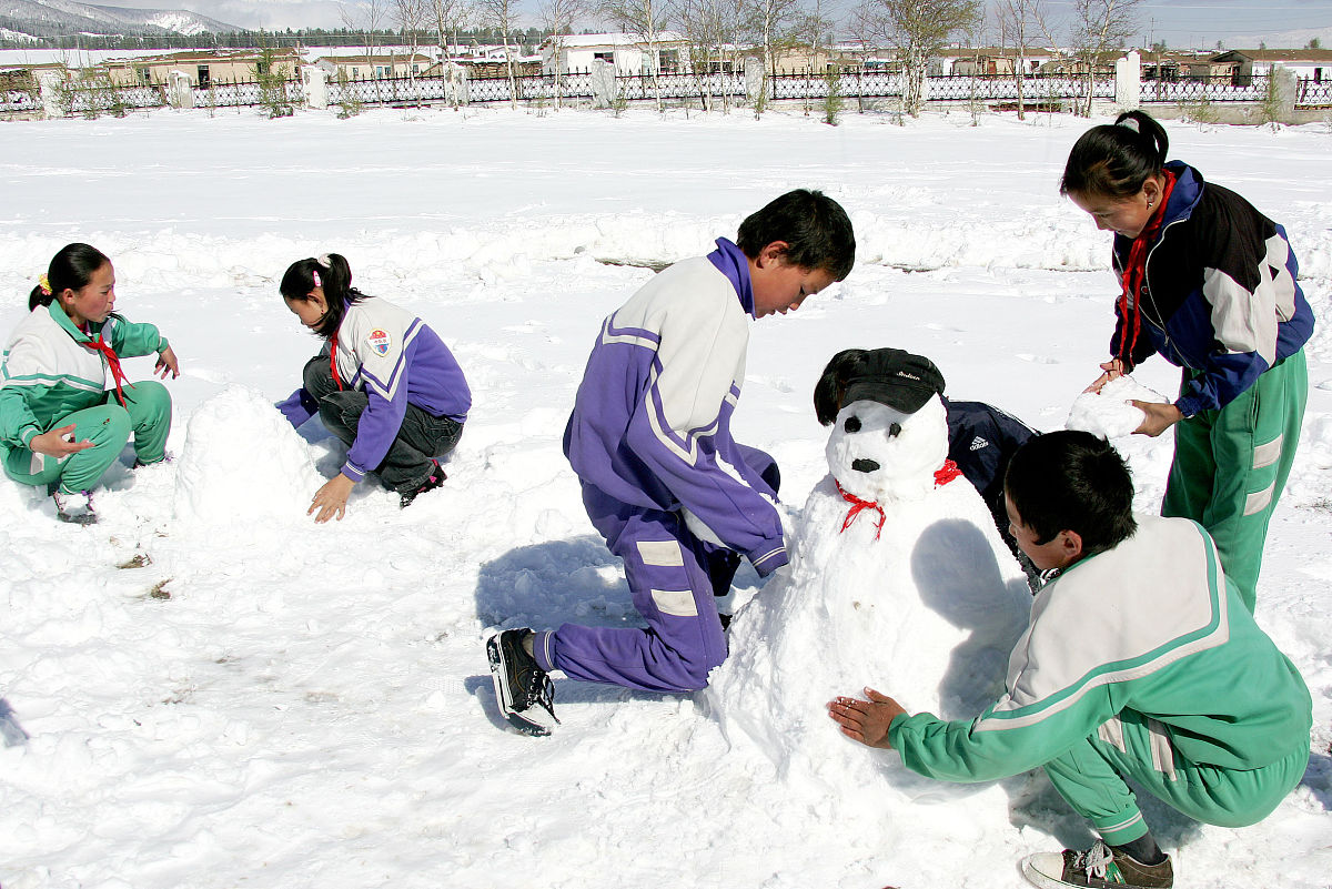 雪世界里的快乐：冬日童趣尽情释放