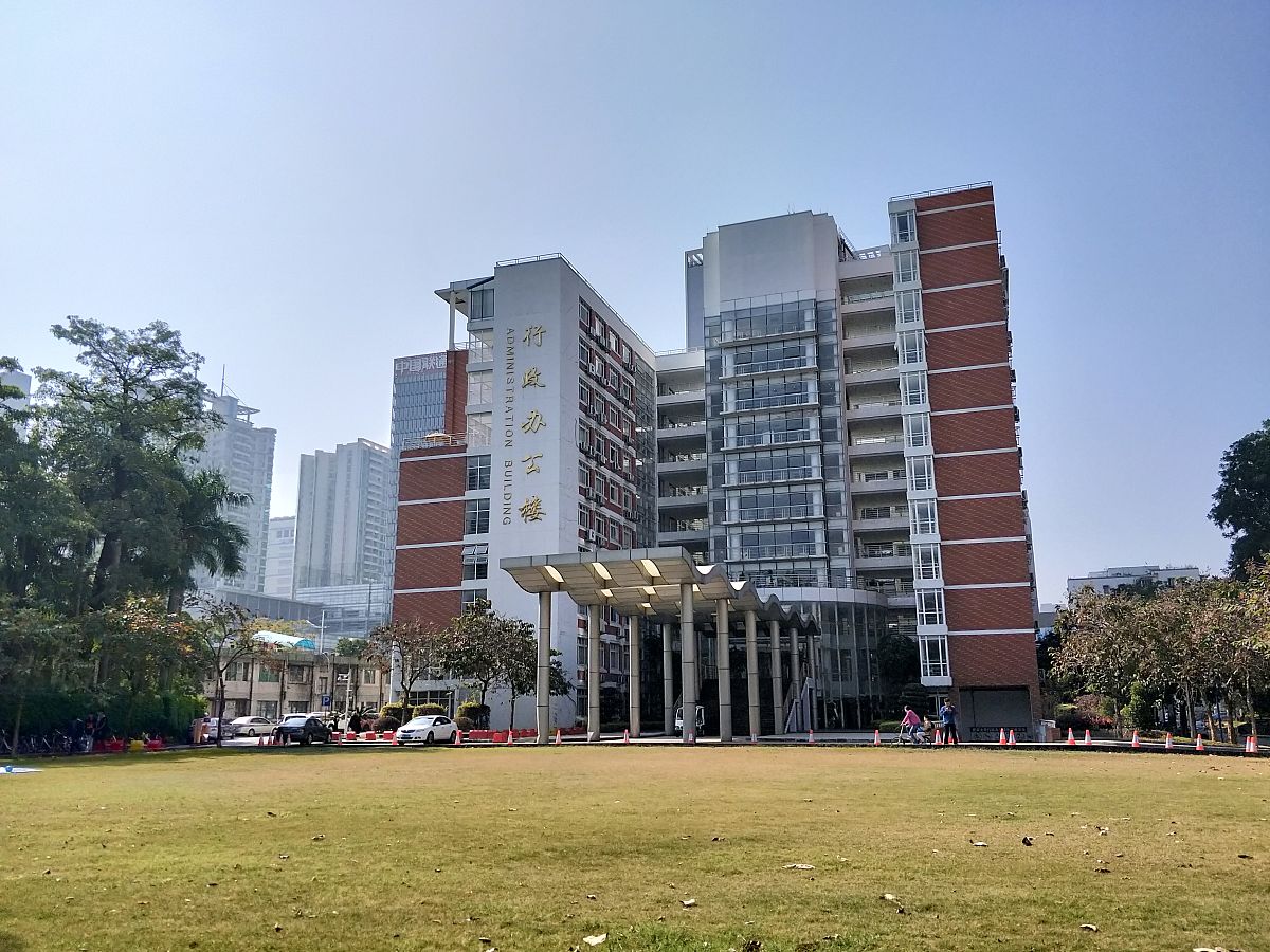深圳大学校园风光：足球场、教学楼与远眺的高楼