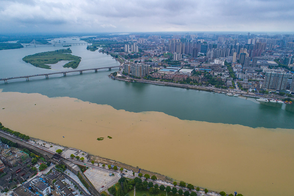 2020年6月28日,湖北省襄阳市,从高空俯瞰汉江襄阳城区段,汉江江边呈现