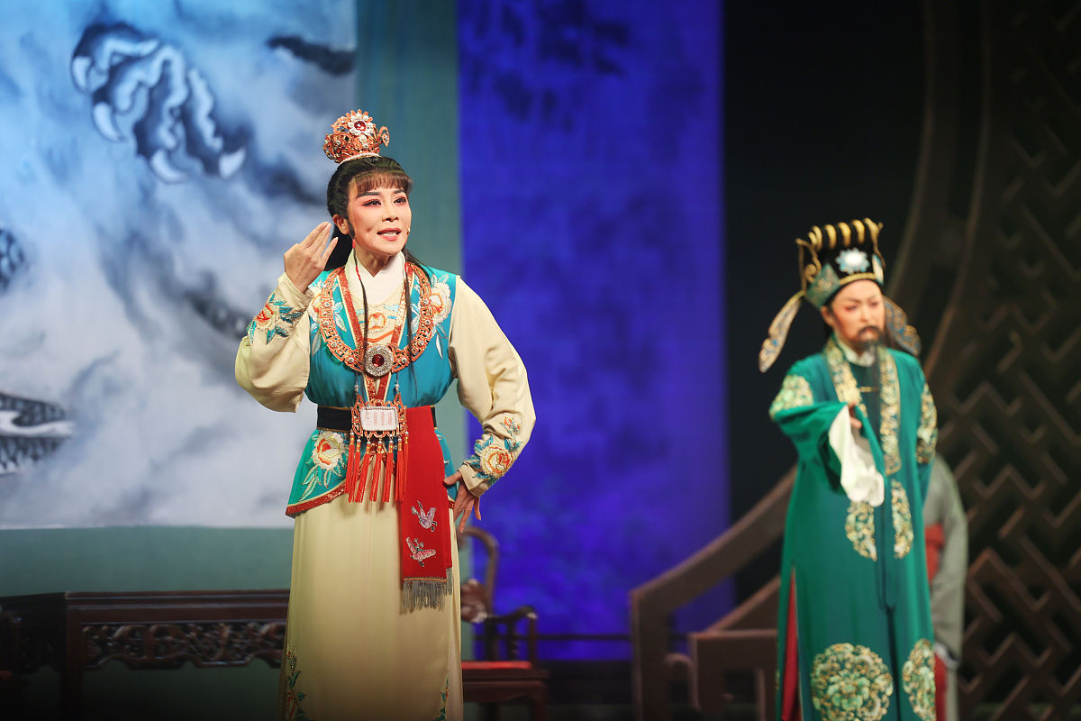 2021年10月15日,江苏南通,宁波市小百花越剧团演出的越剧《红楼梦》现