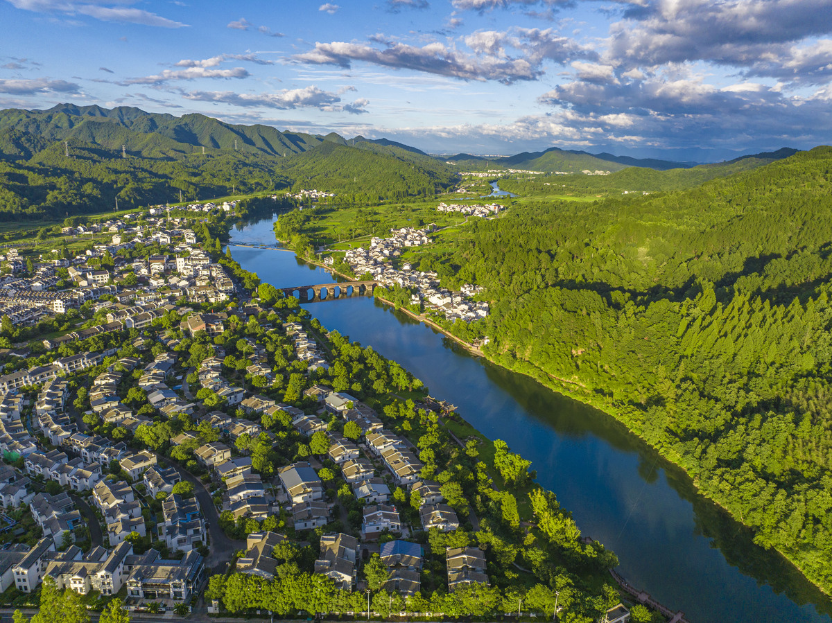 根据自然环境及气候因素地球最宜居的地方有哪些请指出原因。这些地方中有哪些国家