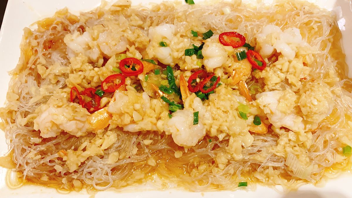 首先你选择了 一个美食赛道然后我会通过以下几个步骤来实现10万粉丝的目标：精心设计账号的头像、封面和简介让用户一眼就能了解到账号的主题和特点。持续发布高质量的原创内容包括图片、视频和文字等让用户喜欢和分享你的内容。此外我会根据账号的主题和粉丝的兴趣点定期发布与之相关的热点话题和趋势吸引更多的用户关注。与其他账号互动包括点赞、评论和转发等增加曝光率和用户互动提升账号的影响力。利用小红书的社区功能积极