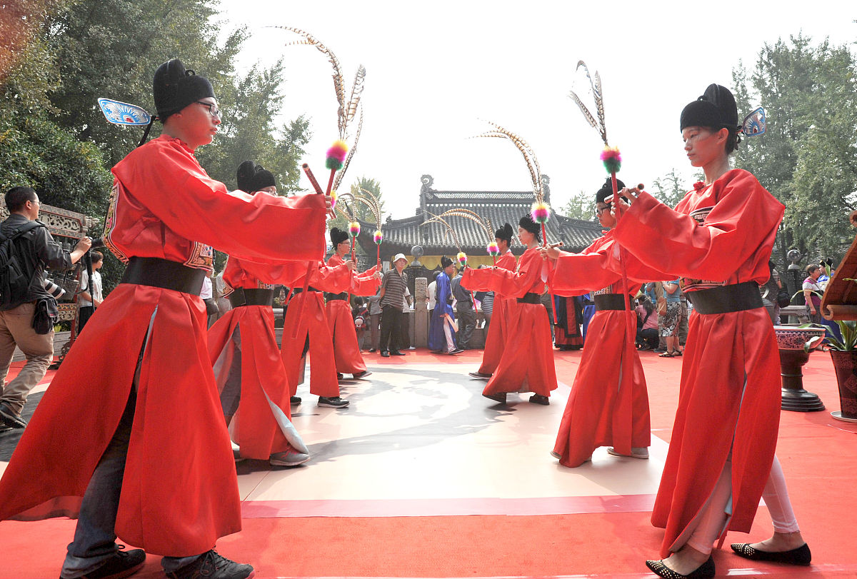 凶礼文化具有独特的艺术表现。在凶礼中人们通过音乐、歌词、绘画和文学等方面的艺术表现来表达对祖先的敬意和感恩之情。例如凶礼中的音乐和歌词是中国传统音乐的重要组成部分它们通过优美的旋律和深情的歌词表达了人们对祖先的感恩之情和对家族和宗族的热爱之情。凶礼文化的艺术表现不仅具有独特的艺术价值更是中国传统文化的重要组成部分。请为此举一个普遍的例子