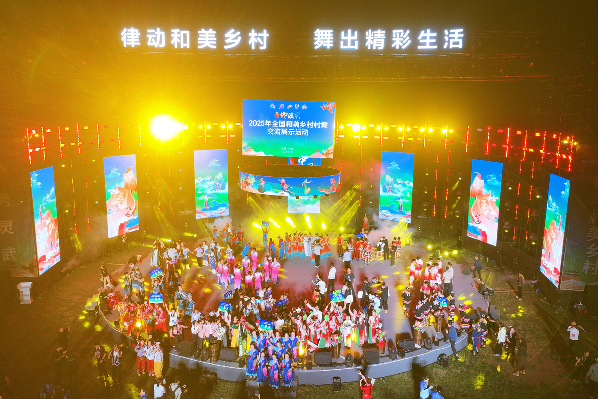 以镇政府的角度向乡村振兴局写一份申请创建和美乡村的报告报告包含两个村的地理位置、村庄基本情况、振兴方案和预期效果等内容。尊敬的乡村振兴局：我镇政府愿意申请创建和美乡村计划旨在促进农村经济的发展和提升农村居民的生活水平。我们将通过一系列措施激发村庄自身的发展潜力带动农村的全面振兴。1 背景介绍我镇位于XX市北部下辖10个行政村总人口10万余人。近年来随着城市化的加速推进和工业化的蓬勃发展许多农民都离