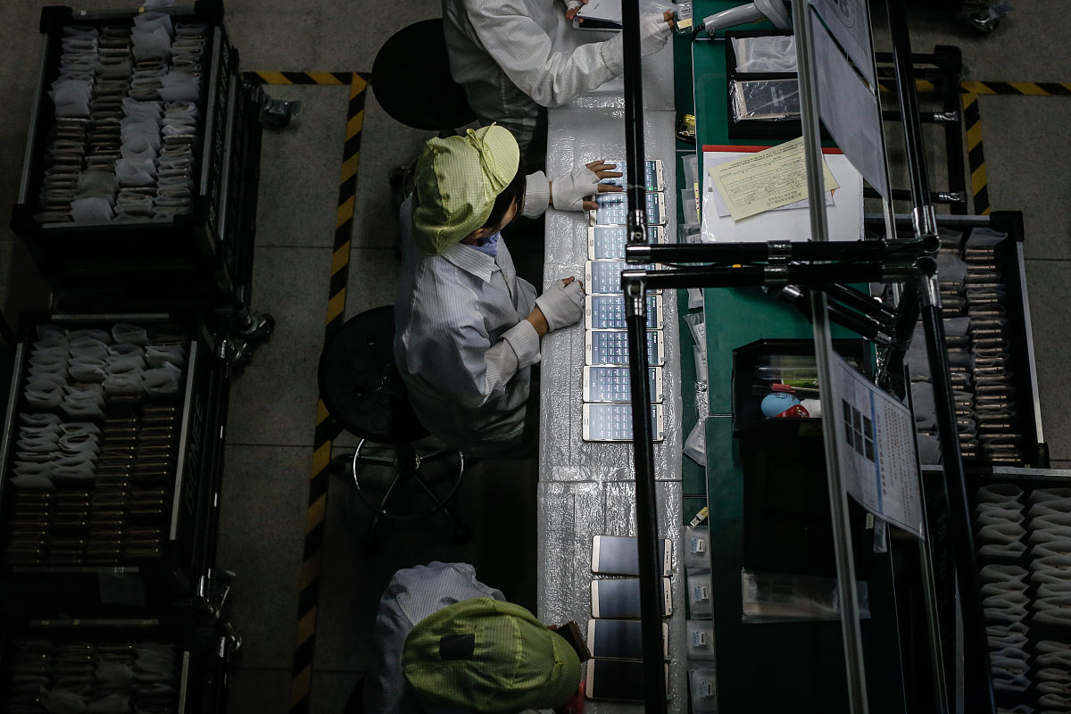 2015年12月24日,广东东莞大岭山镇金立工业园,抽检到的手机被送入检验