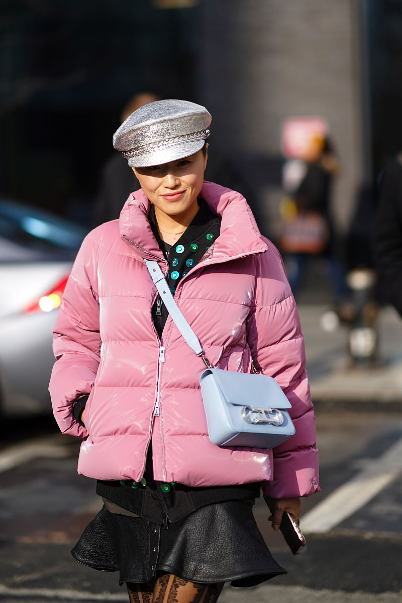 秋冬时尚羽绒外套穿搭指南：黑色、粉色、银灰，三种风格，温暖你的秋冬！