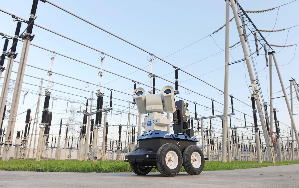 具体详细的写一些关于变电站巡检ROS无人车硬件部分的底盘、内部各模块、传感器的项目经费使用计划