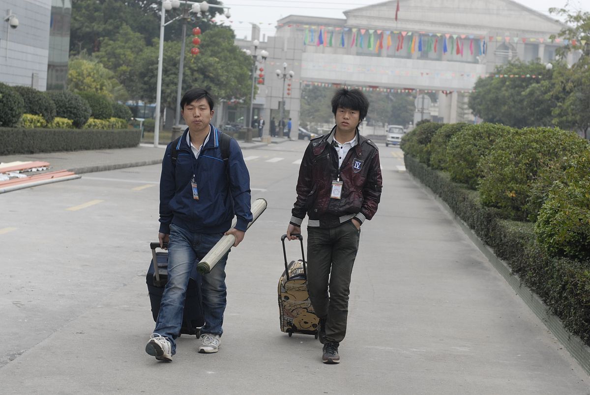 我的第一个问题是我不知道狗有没有咬我怎么办？第二个问题是被狗咬到过了30天打针有用吗？第三个问题是被狗咬到过了30天身上还会有咬痕吗？第四个问题是我一个人不敢出去打工怎么办？第五个问题是我一个人不敢座车出去打工怎么办？第六个问题是如果我在厂里做了3个月老板不让我辞工怎么办？第七个问题是如何跟厂里的班组长搞好关系才能干轻松点的活帮我举几个例子吧？第八个问题是厂里宿舍七八个人睡一间房很吵怎么办？第九个