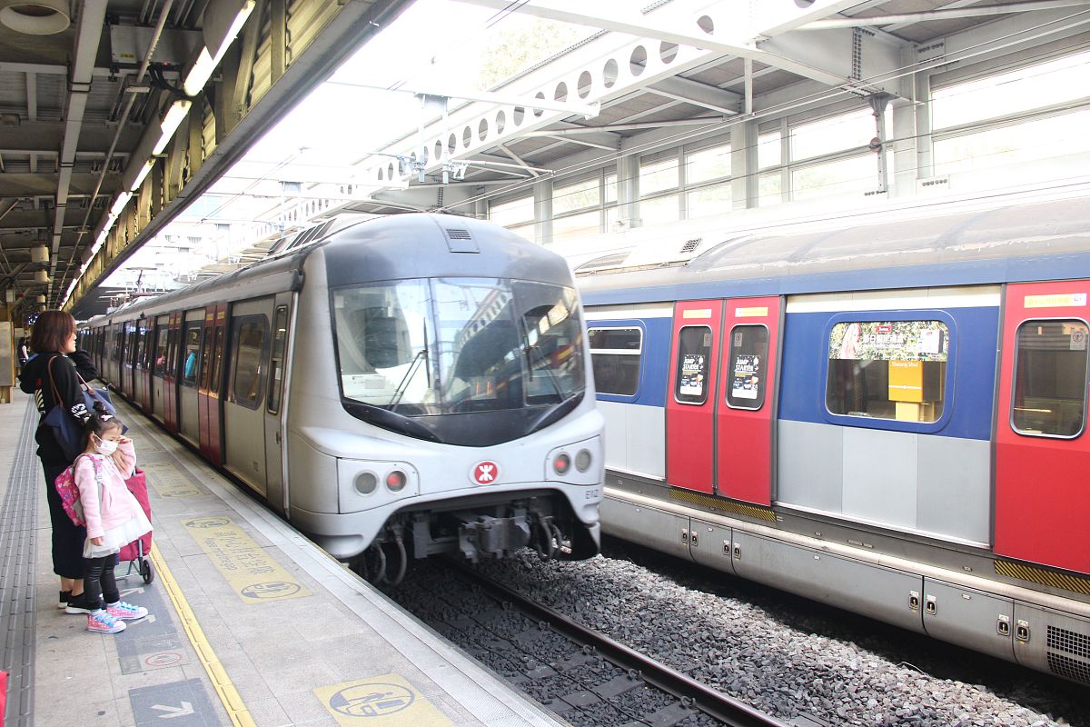 2019年1月26日,香港铁路(mtr)东铁线上水站,列车驶过.