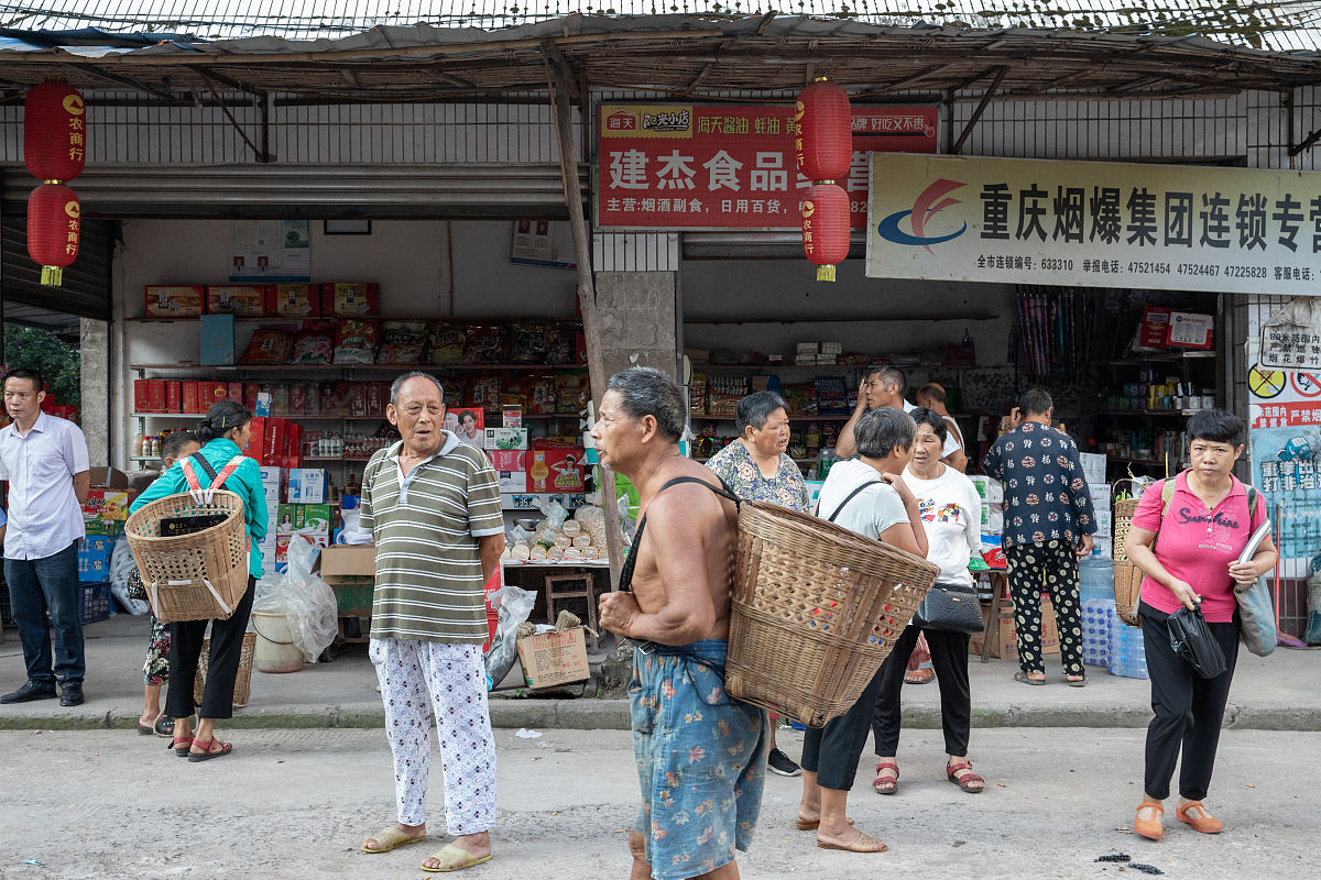 请根据以下描述写出一份800字的总结参加了学校开展的三下乡活动组织团队前往崇左市大新县开展三下乡边境考察系列活动。在此次考察活动中举办了一系列活动对多处村子进行了水质调研等考察也在村子里开展了许多活动如爱国教育活动防溺水安全课堂净水知识竞赛等并与各个村子里的村委们开展了调研会
