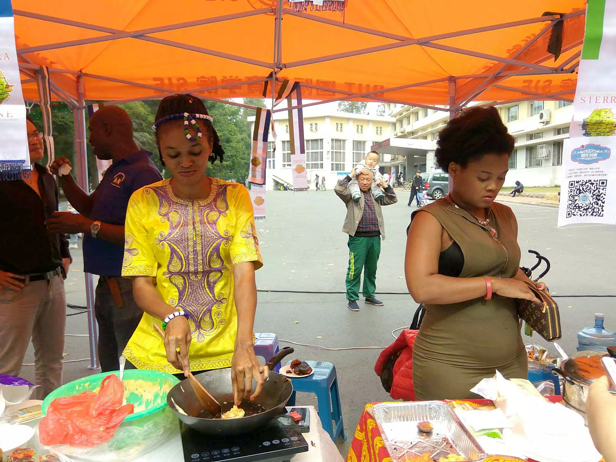 请帮我写1篇不少于800汉字的博客文章语言要幽默风趣。主题是：中国周边有哪些国家