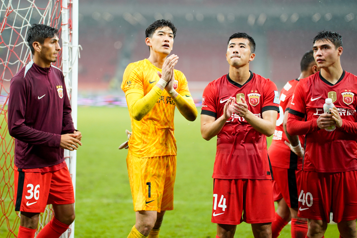 李晓宇 - 中国职业足球运动员，上海上港右后卫