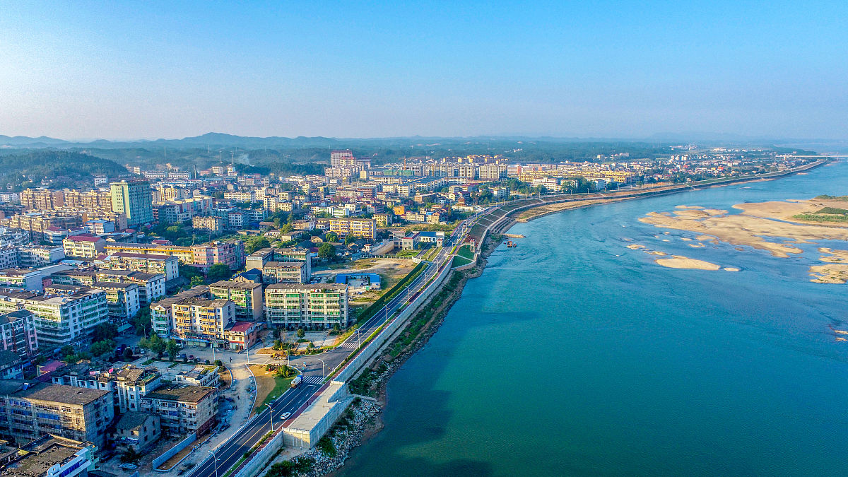 2020年10月11日,秋日照射下的江西省吉安市峡江县巴邱镇风景如画.