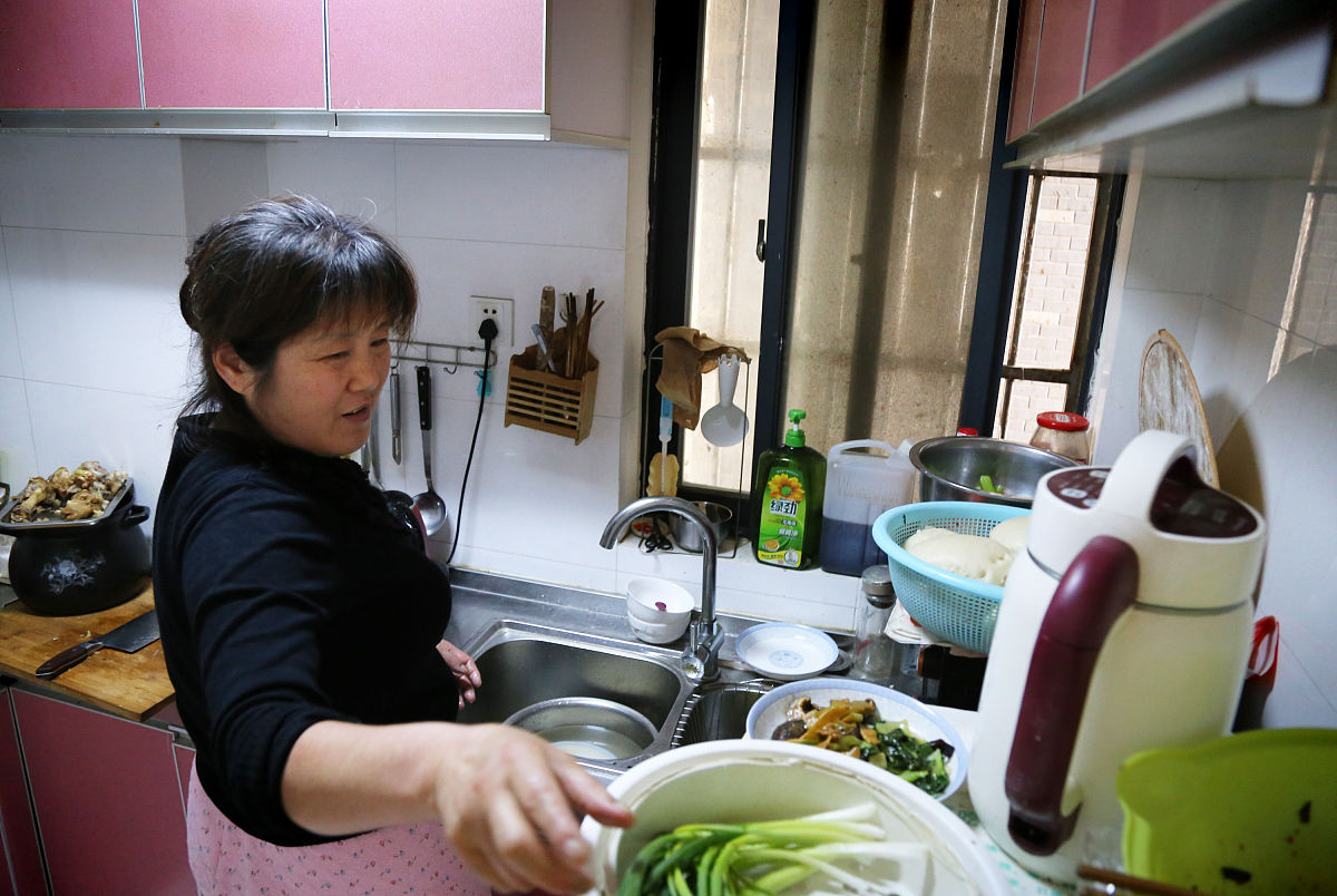以妈妈的灶台写一篇随笔包括往事回忆美食现在