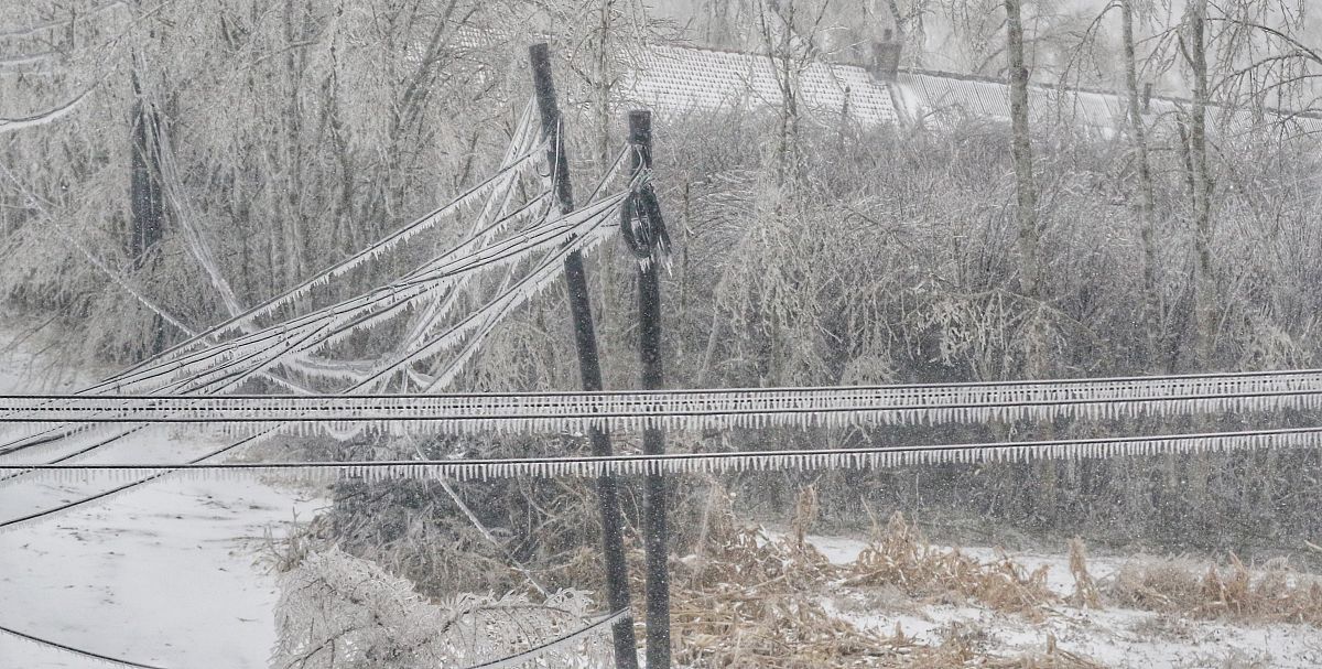 农村冬季电力线路维护问题分析：雪灾和冰冻天气的影响
