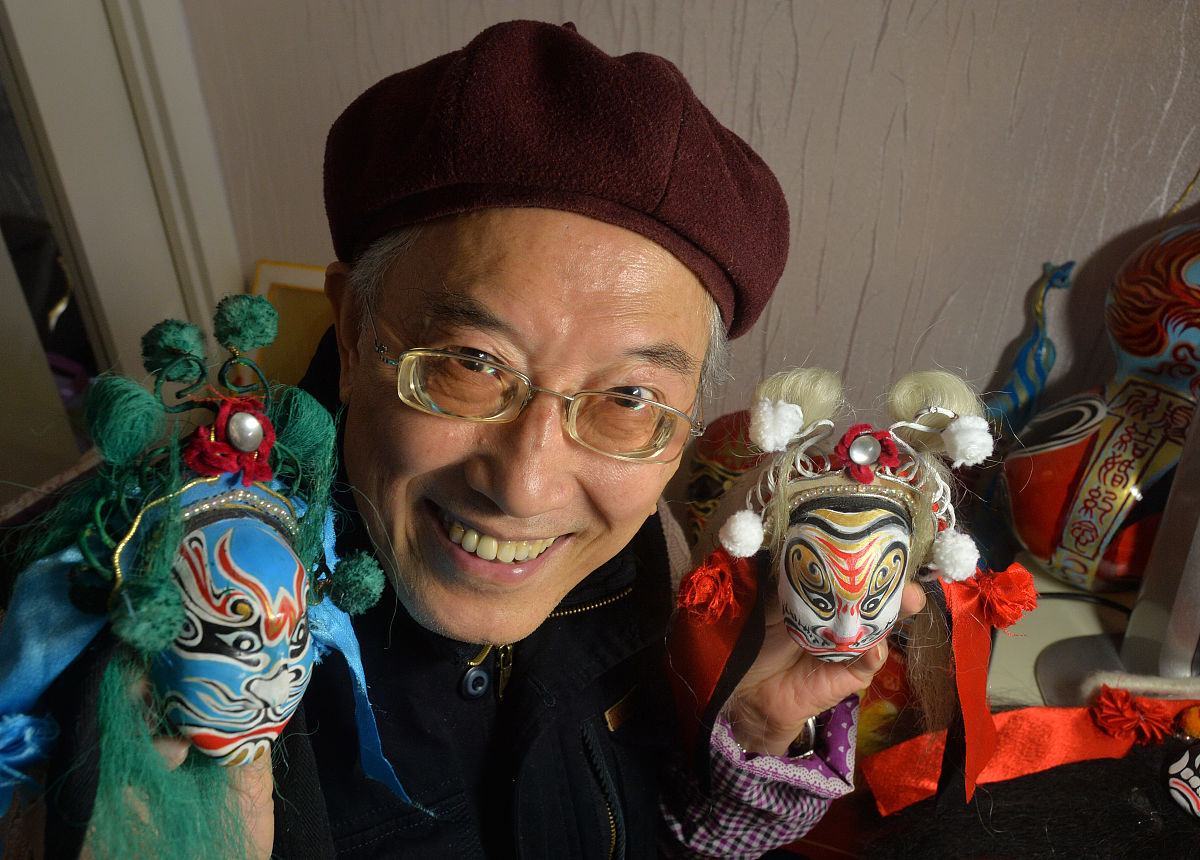 2019年1月29日,贵阳,张艺能在家展示其画和制作完毕的京剧脸谱工艺品.