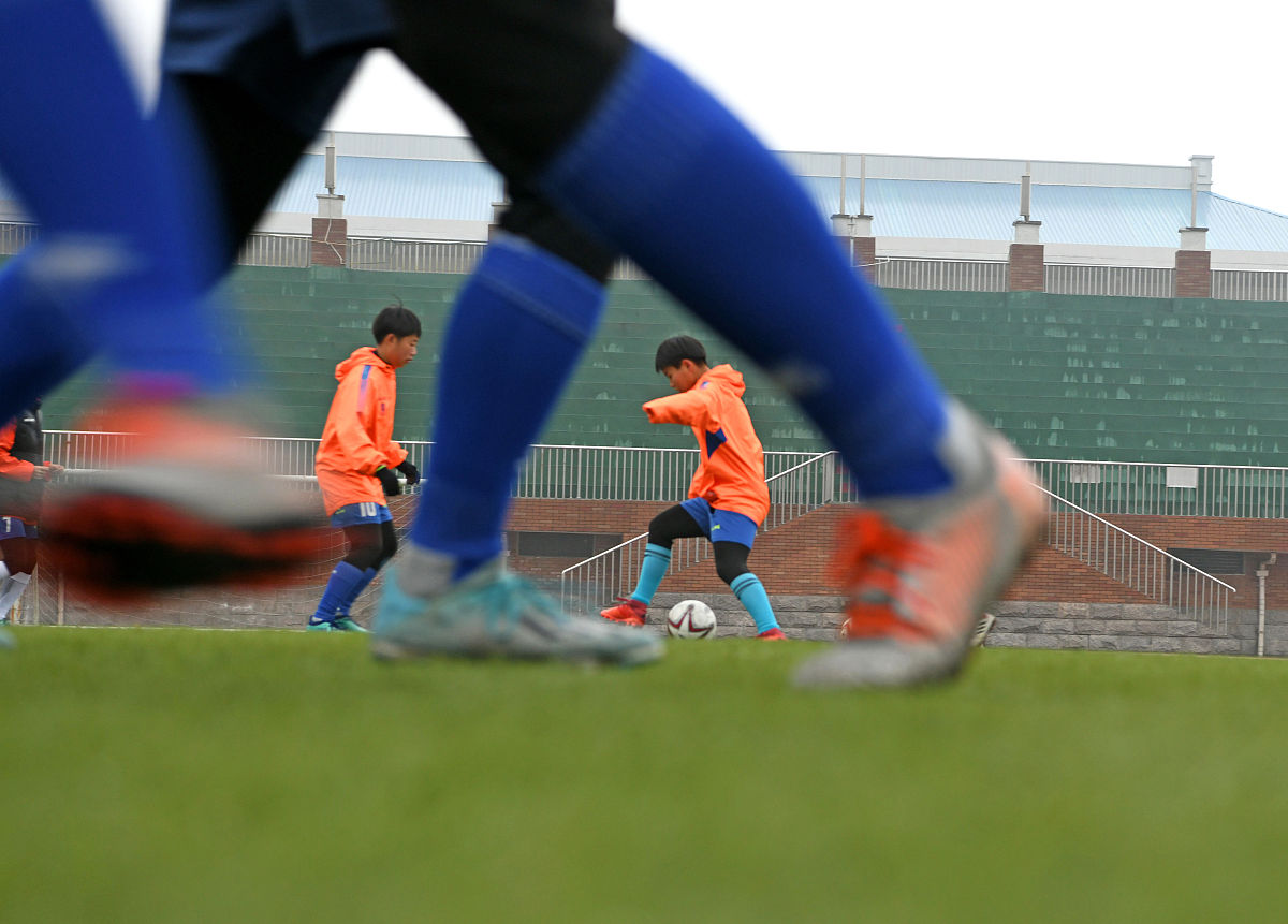 足球负重训练在足球训练中的应用研究：理论与实践