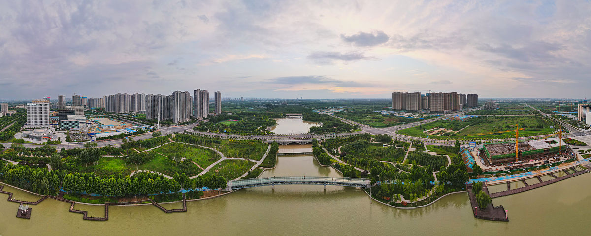 2021年7月4日,郑州,经历过暴雨后,位于郑州市高新区的天健湖的湖水变
