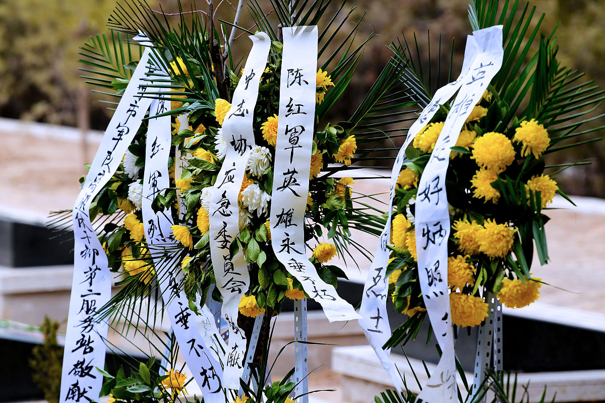 2021年2月22日,兰州,"卫国戍边英雄"陈红军墓前布满鲜花 .