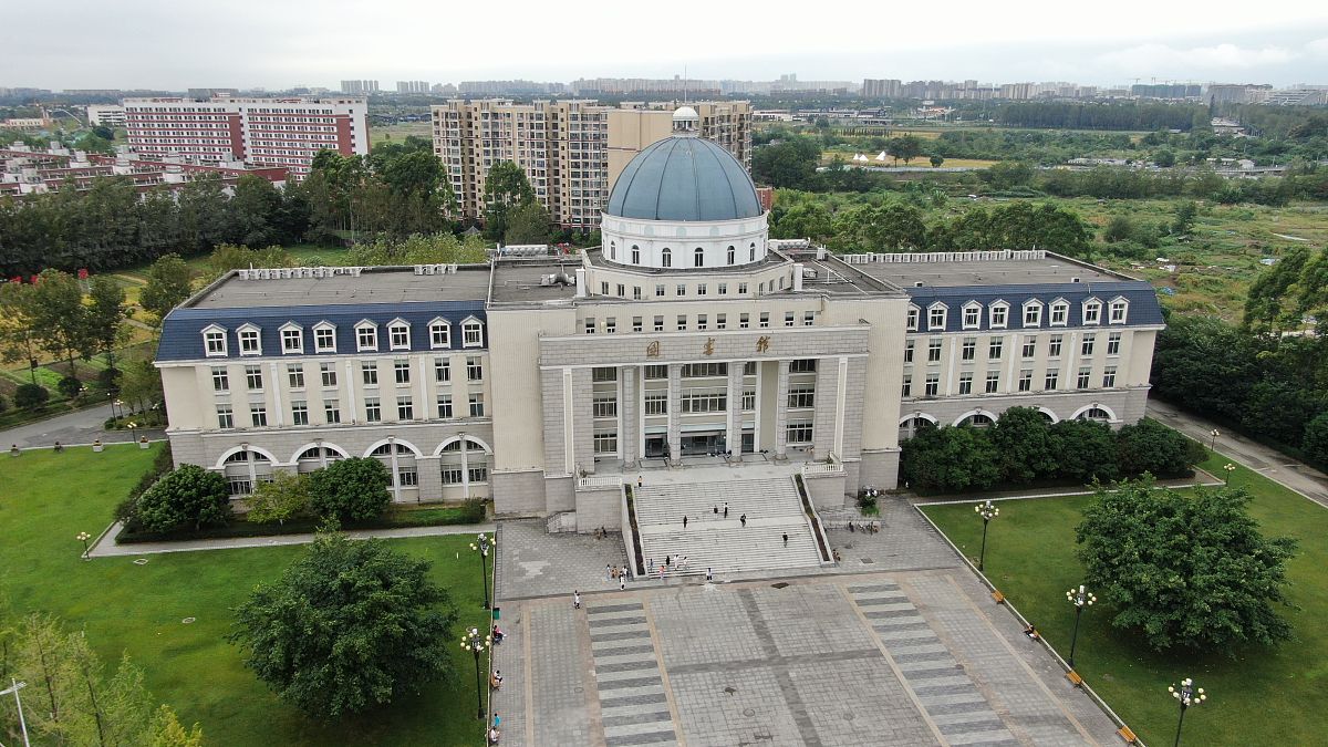 2021年9月26日,成都锦城学院高校图书馆.