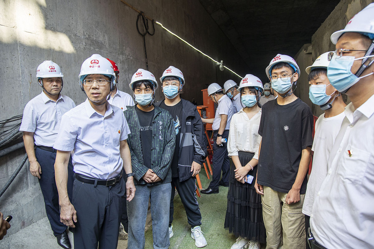 张雄飞性 别男政治面貌中共党员本科所学专业采矿工程从事职业矿工技术职称高级职称山西焦煤集团有限责任公司杜儿坪矿工作简历2008 年 09 月2011年 07月 吕梁名师高中2011年09 月2014 年 07 月 重庆大学2014年10 月2016年07月 西山煤电文工团2016年08 月一-至今杜儿坪煤矿奖励荣获互联网营销师技能大赛视频创推员第一名。请帮我把这些信息提炼一下